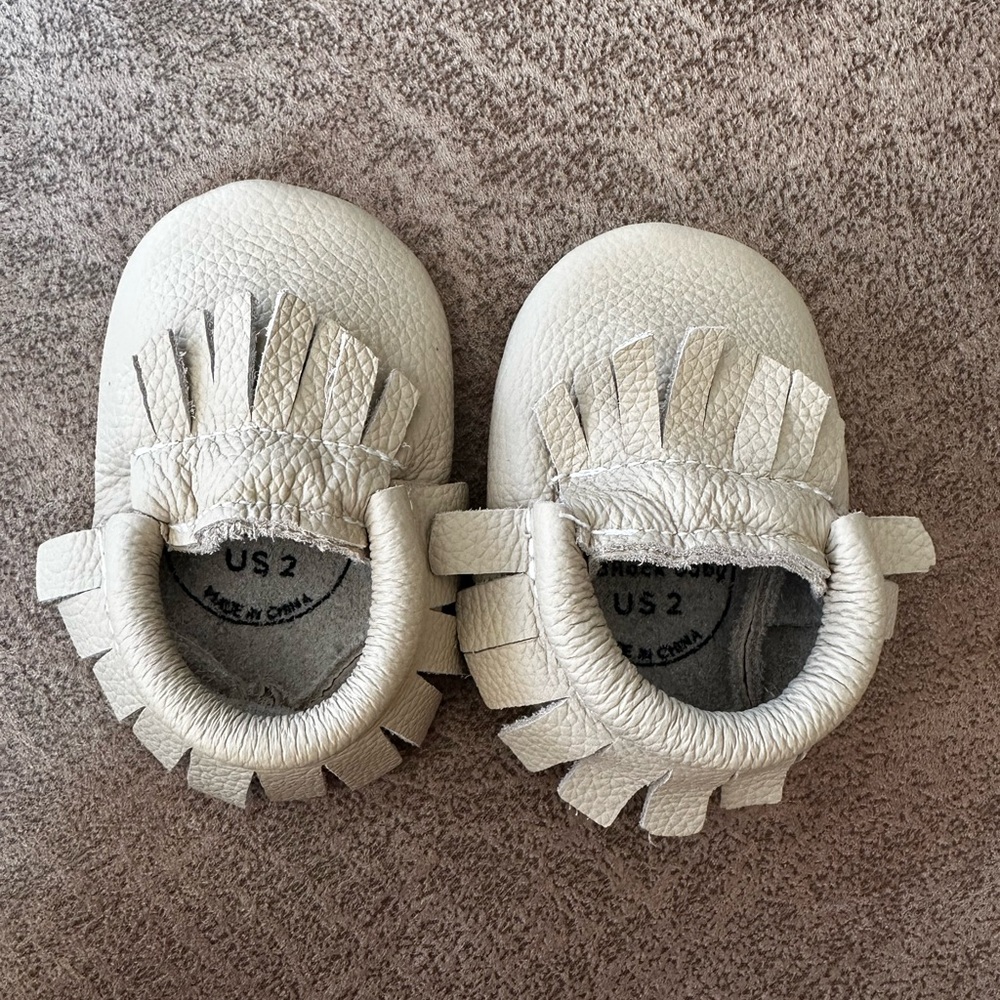 Bird rock baby Fringed Cream latte Baby Moccasins size 2 newborn